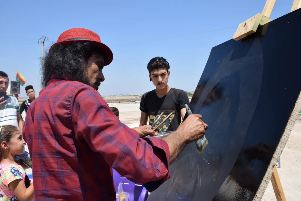 Un artista sosteniendo su pincel... Otro aspecto de la resistencia