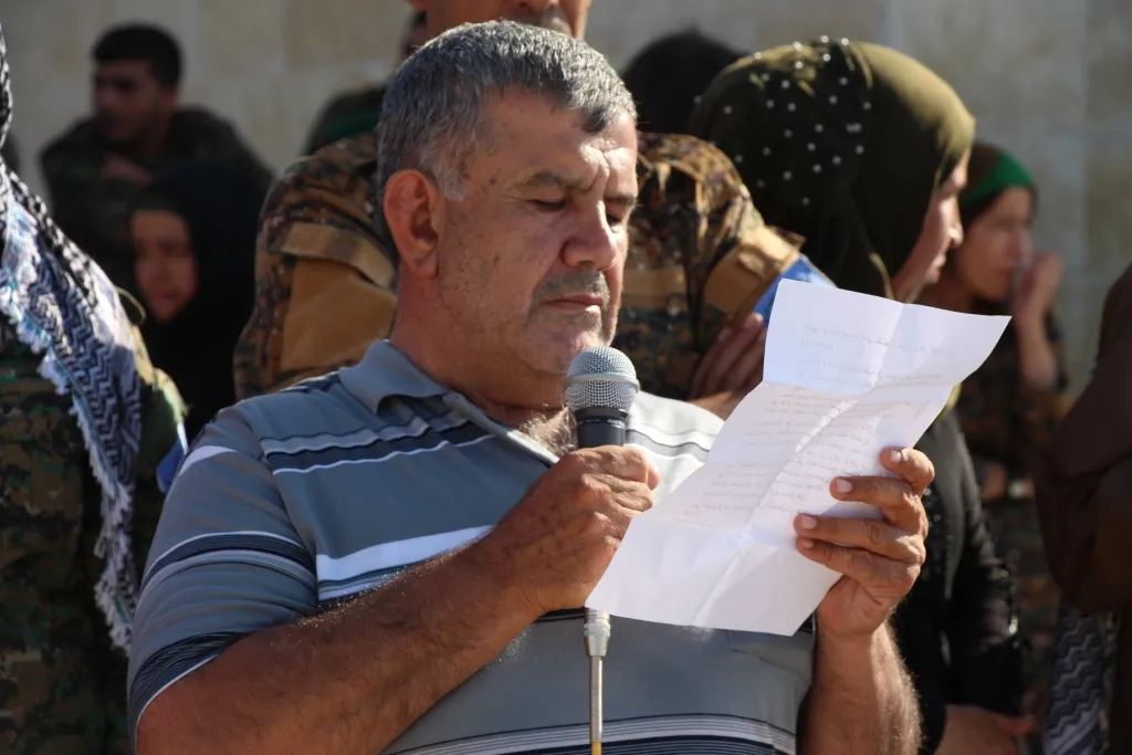 Pueblo de Manbij se despide del mártir Ali Haron