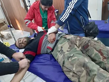 El ejército turco y sus bandas lanzaron un ataque contra la aldea Tal-Ward, un elemento de las fuerzas del régimen herido