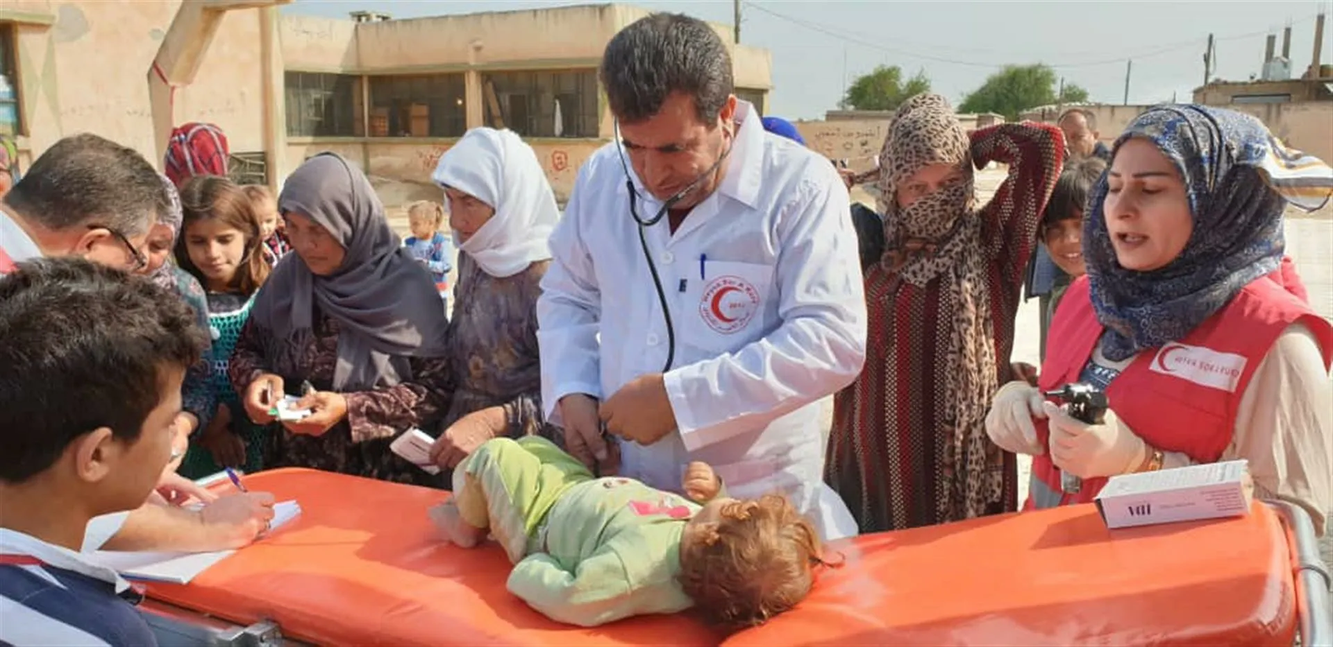 A pesar de la falta de capacidades, la media luna roja kurda presta su servicio a los refugiados