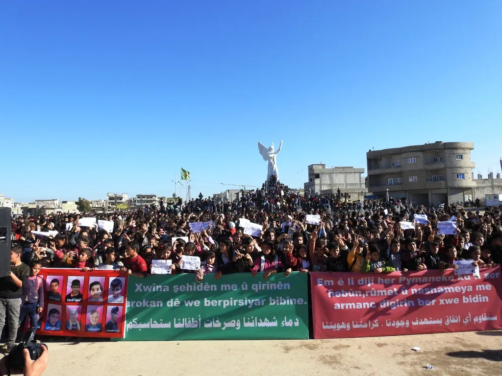 Profesores y estudiantes de Kobani protestan contra los ataques turcos