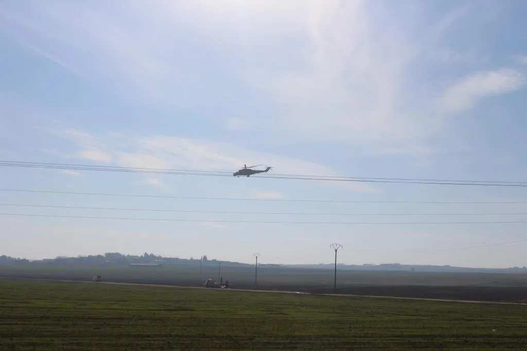 Patrulla rusa conjunta con el ejército de ocupación turco moviéndose al oeste de Darbasiyyah