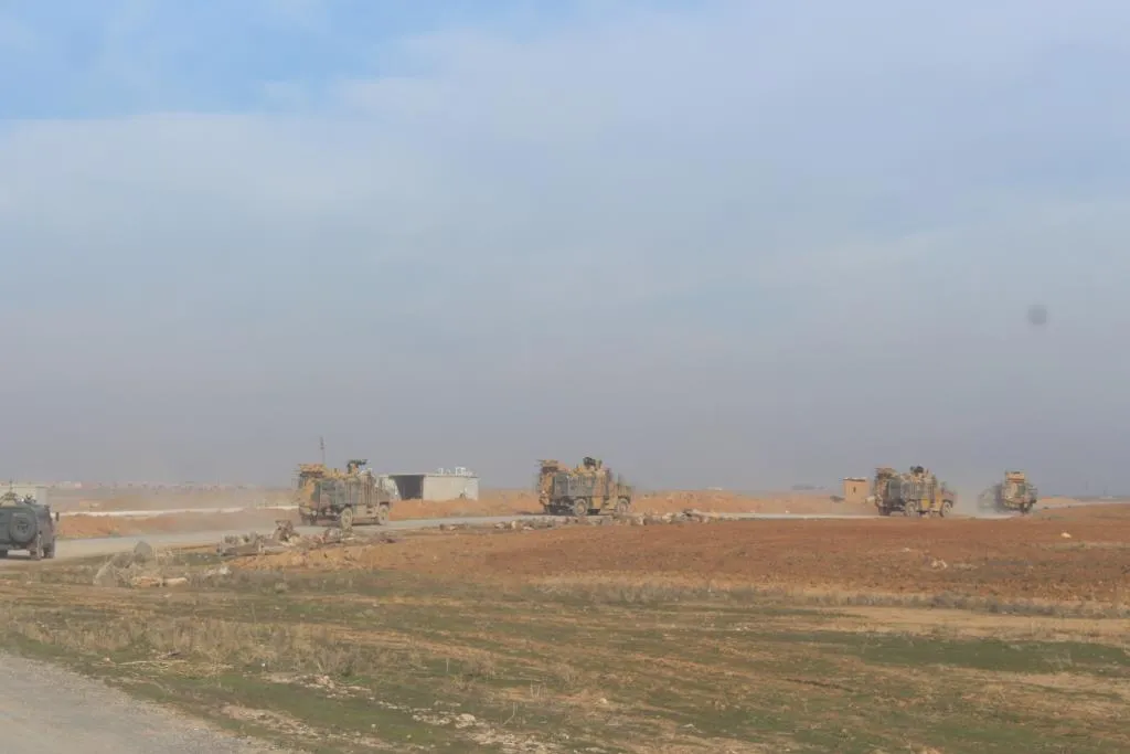 Patrulla rusa conjunta con el ejército de ocupación turco moviéndose al oeste de Darbasiyyah