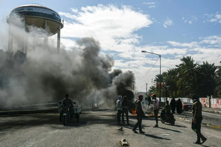 Las fuerzas iraquíes intentan abrir calles y hay víctimas entre la sentada