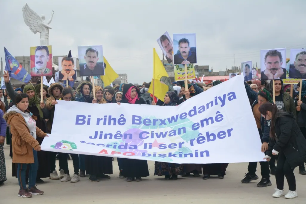 Demostración en Kobani denunciando el aislamiento impuesto al líder Ocalan