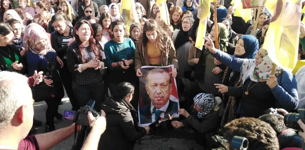 Pueblo enojado quema las fotos de Erdogan en Qamishlo