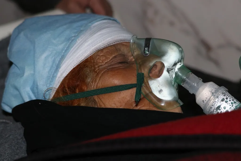 Anciana herida en bombardeo de mercenarios en Manbij