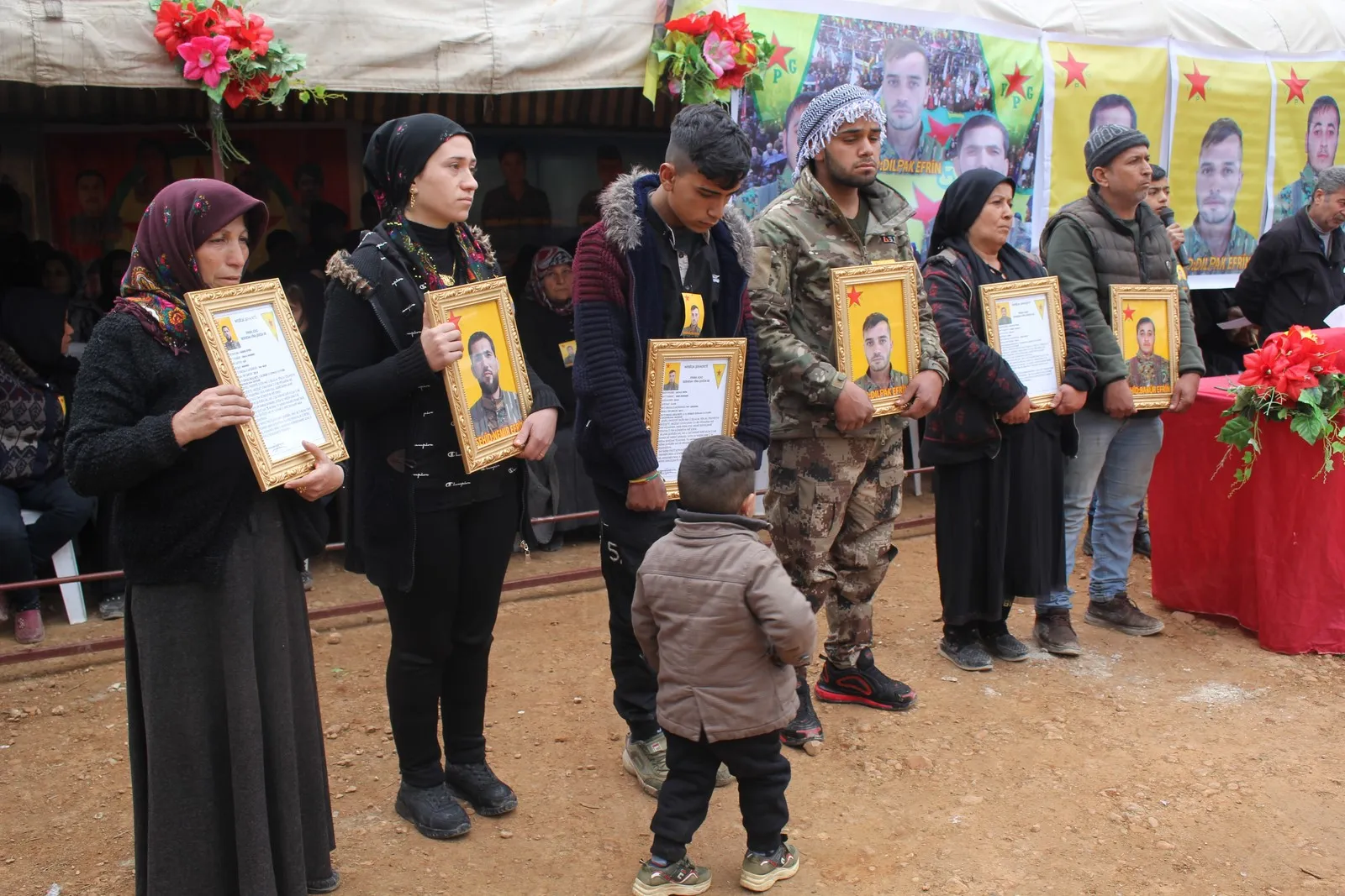 Pueblo de Afrin acuden a la tienda de condolencias de los mártires