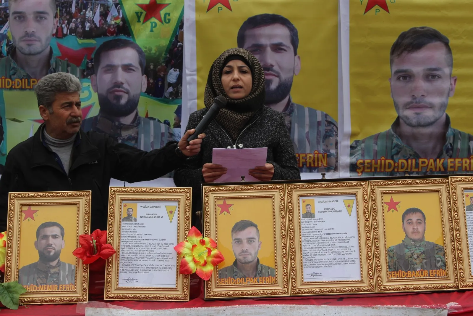 Pueblo de Afrin acuden a la tienda de condolencias de los mártires