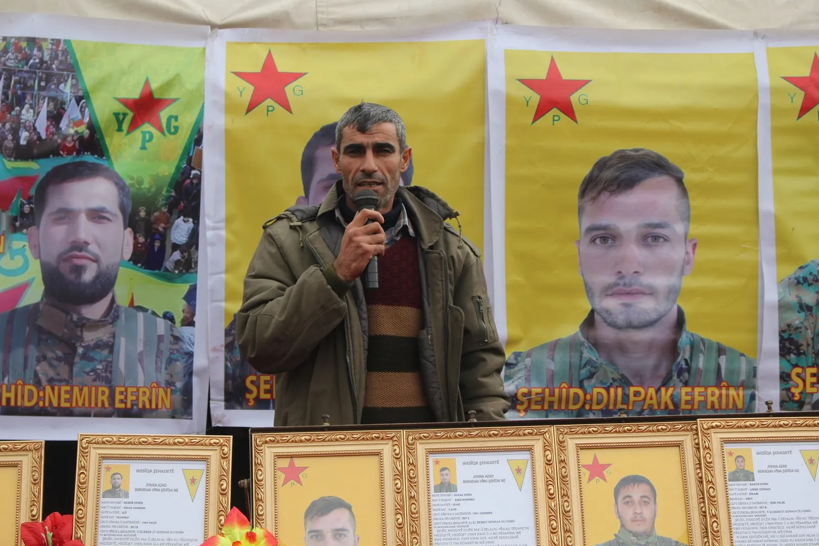 Pueblo de Afrin acuden a la tienda de condolencias de los mártires
