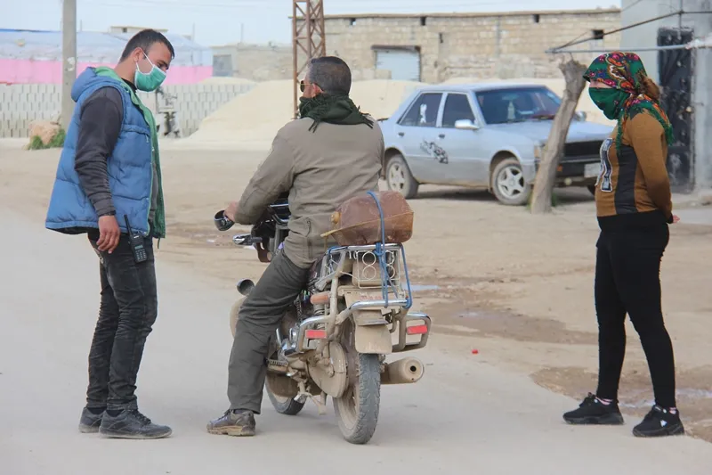 Puestos de control de civiles en al-Shahba impiden la entrada de extranjeros al cantón