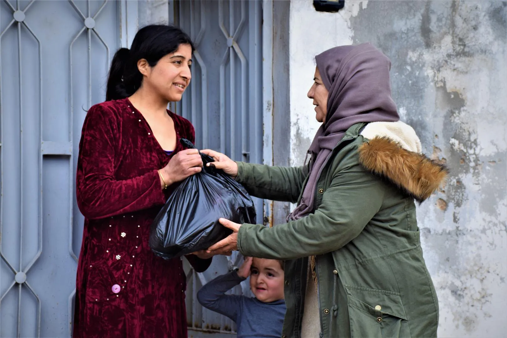 Distribuyen cestas de comida entre las familias vulnerables