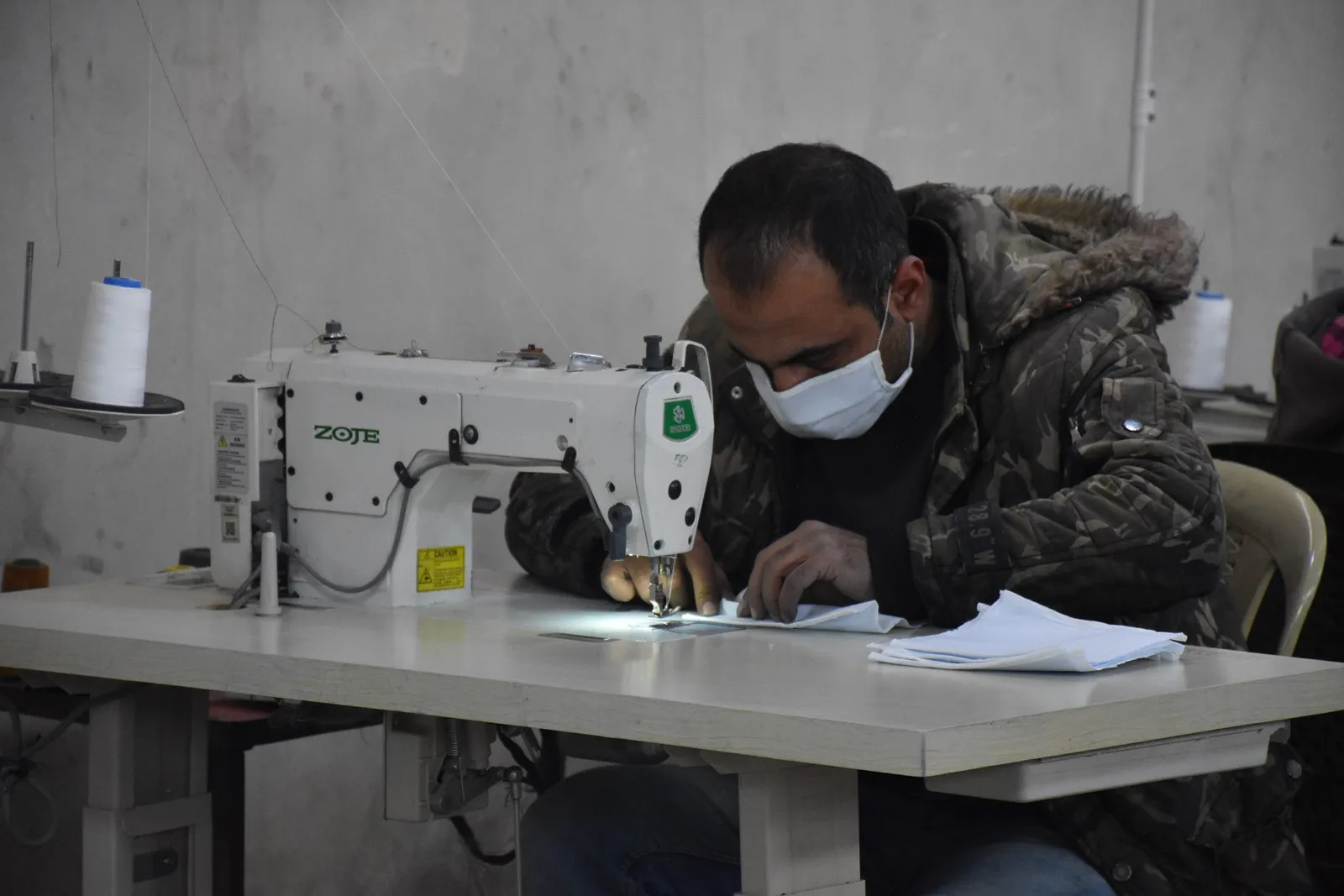 Taller  en Al-Shahba para fabricar mascarillas para proteger a la población del brote de Corona