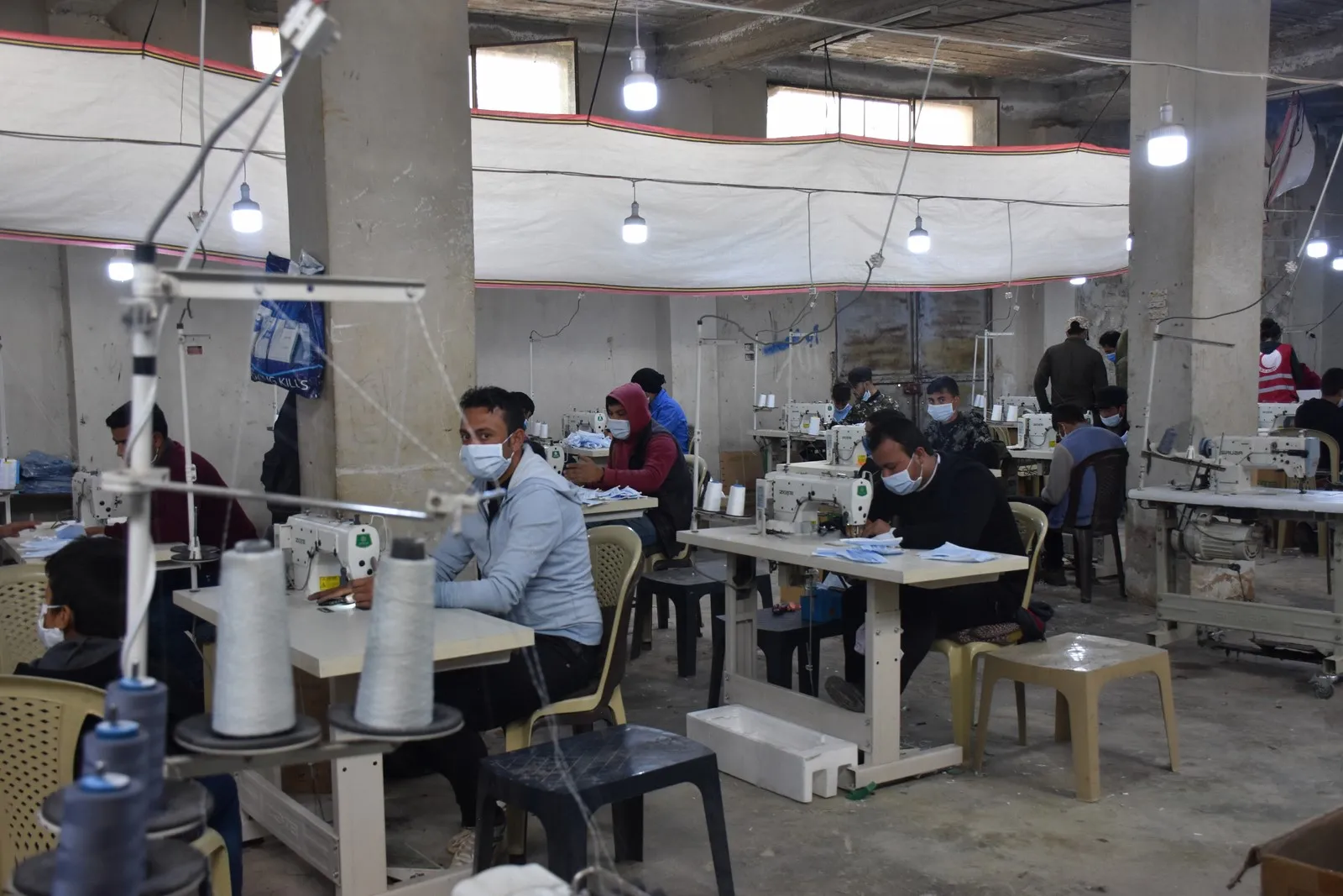 Taller  en Al-Shahba para fabricar mascarillas para proteger a la población del brote de Corona
