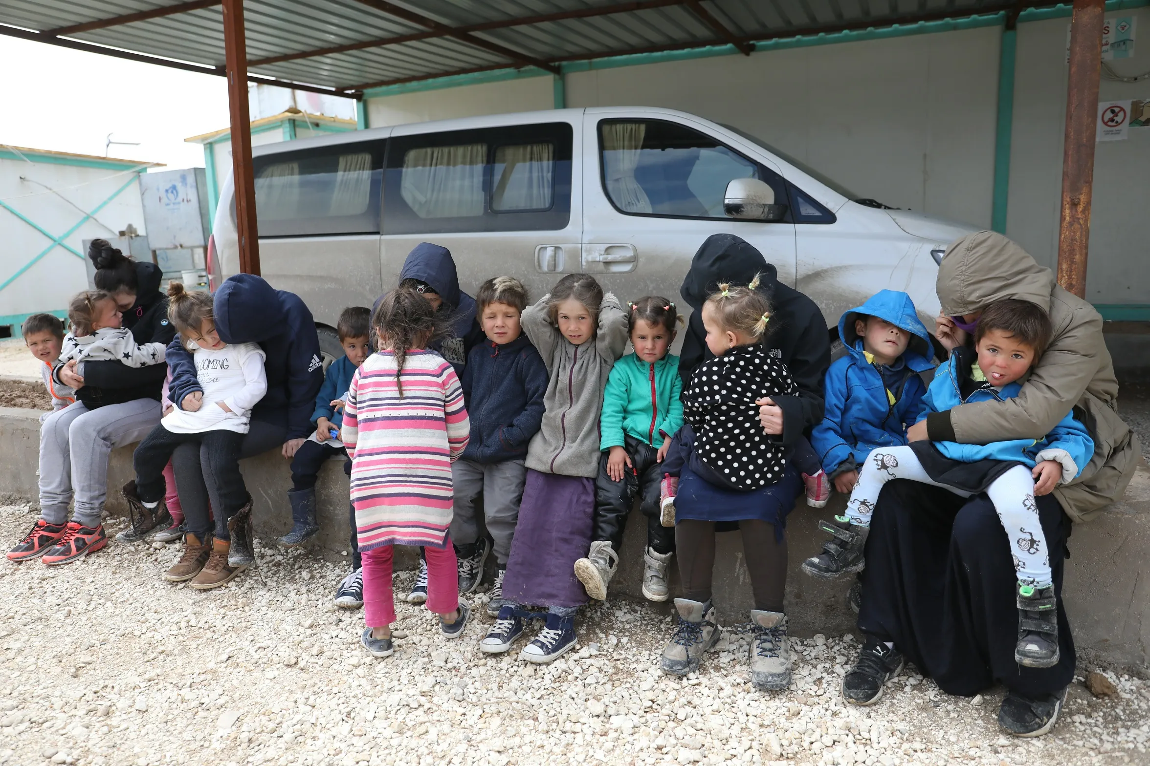 ¿Quién pasa de contrabando a mujeres de ISIS desde el campamento de al-Hol? Aquí evidencia irrefutable