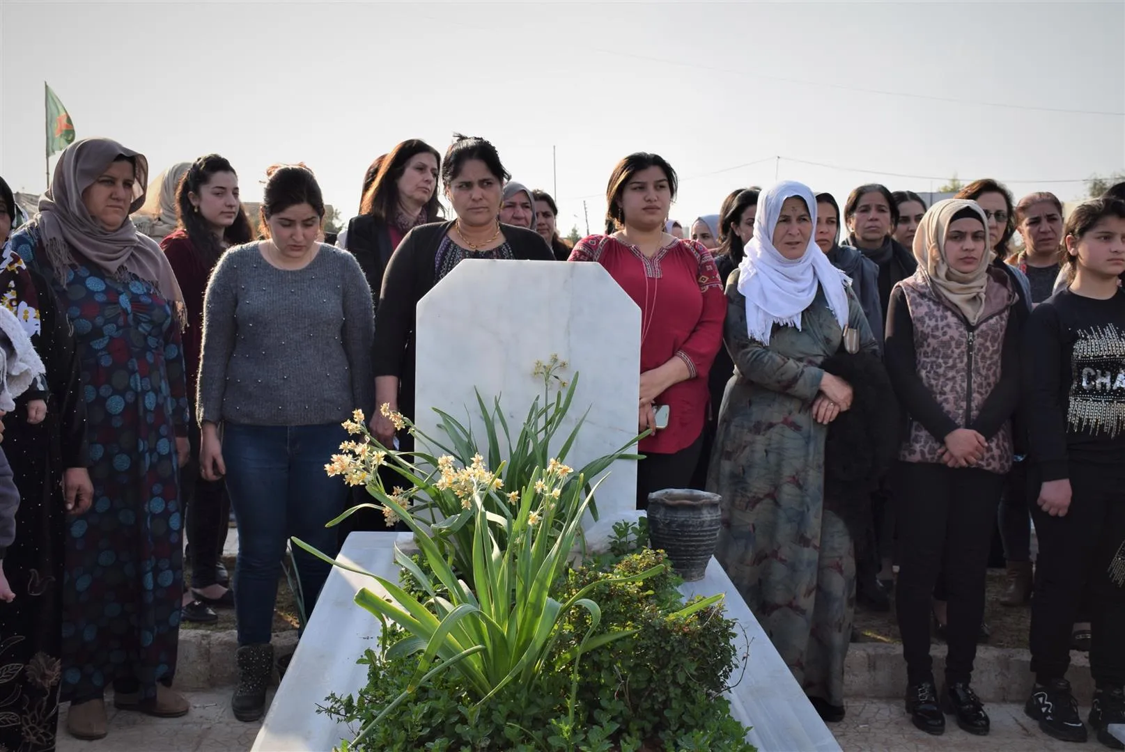 Al encender velas y coronas, Qamishlo conmemora a los mártires del municipio