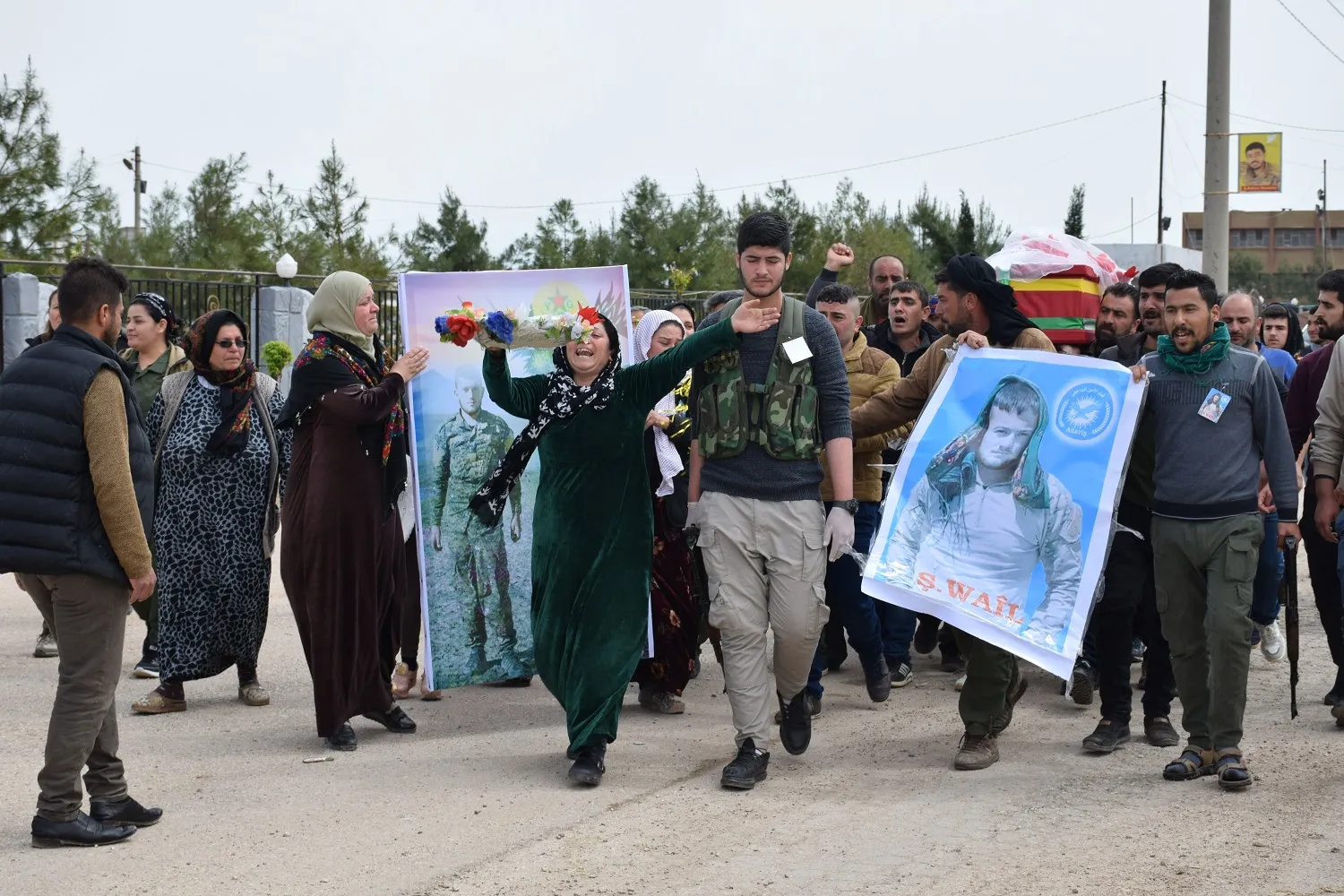 Entierran el cuerpo del mártir Wael Saleh en Qamishlo