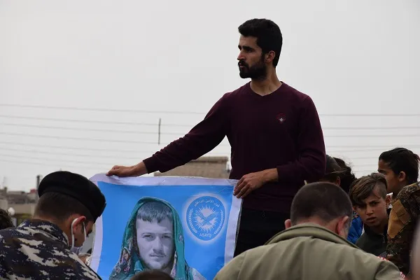 Entierran el cuerpo del mártir Wael Saleh en Qamishlo