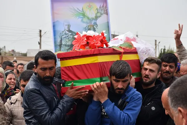 Entierran el cuerpo del mártir Wael Saleh en Qamishlo