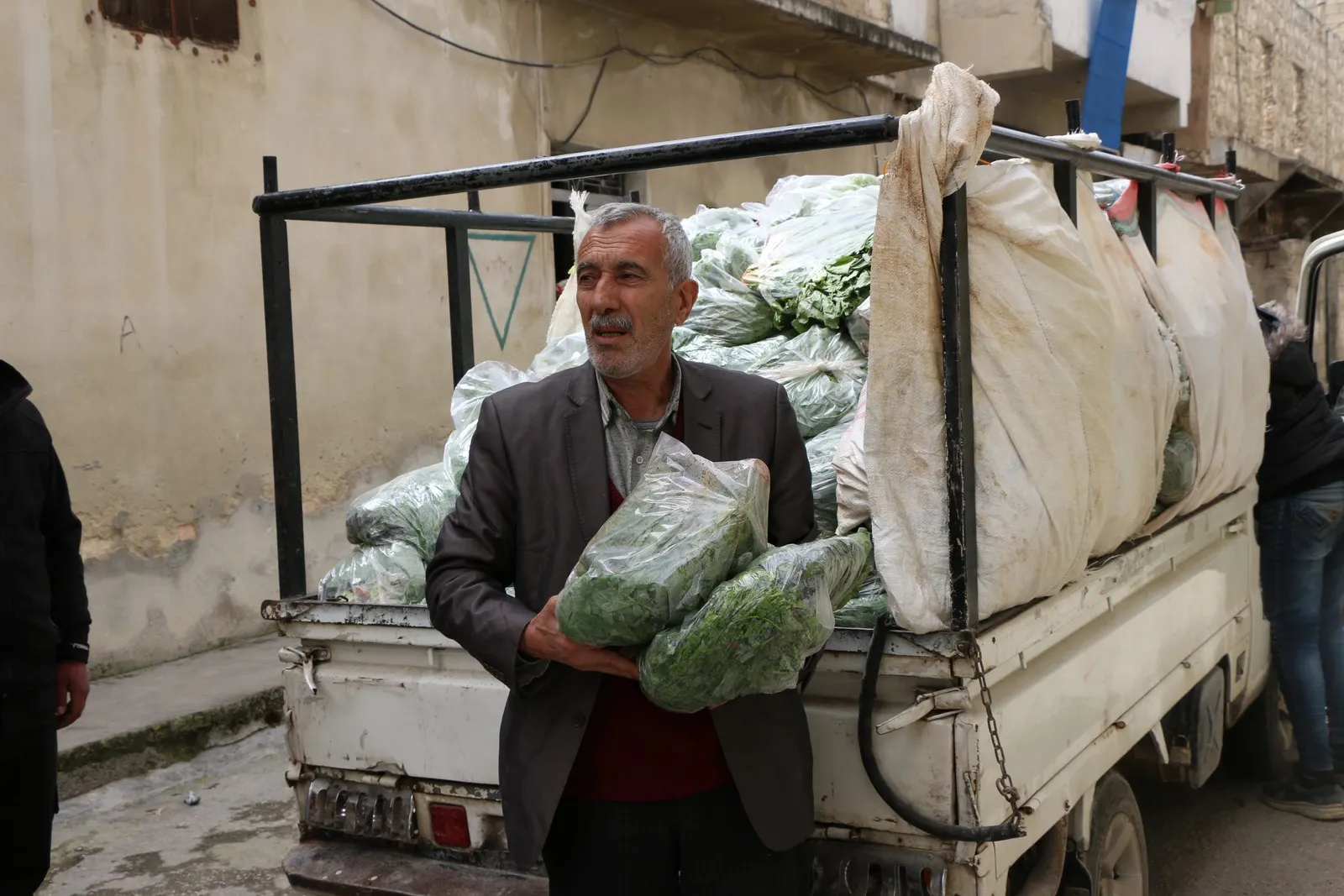 Bajo el toque de queda, se distribuyeron 19,000 lotes de verduras a residentes de Sheikh Maqsoud y Ashrafiyya