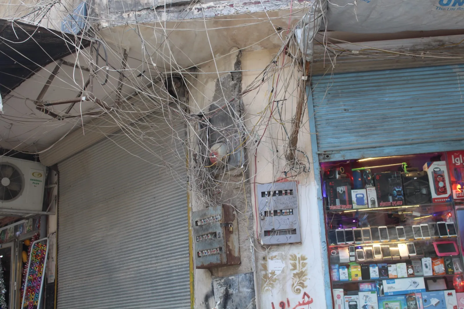 El comité de electricidad de Al-Sheikh Maksoud y Al-Ashrafieh limita las violaciones