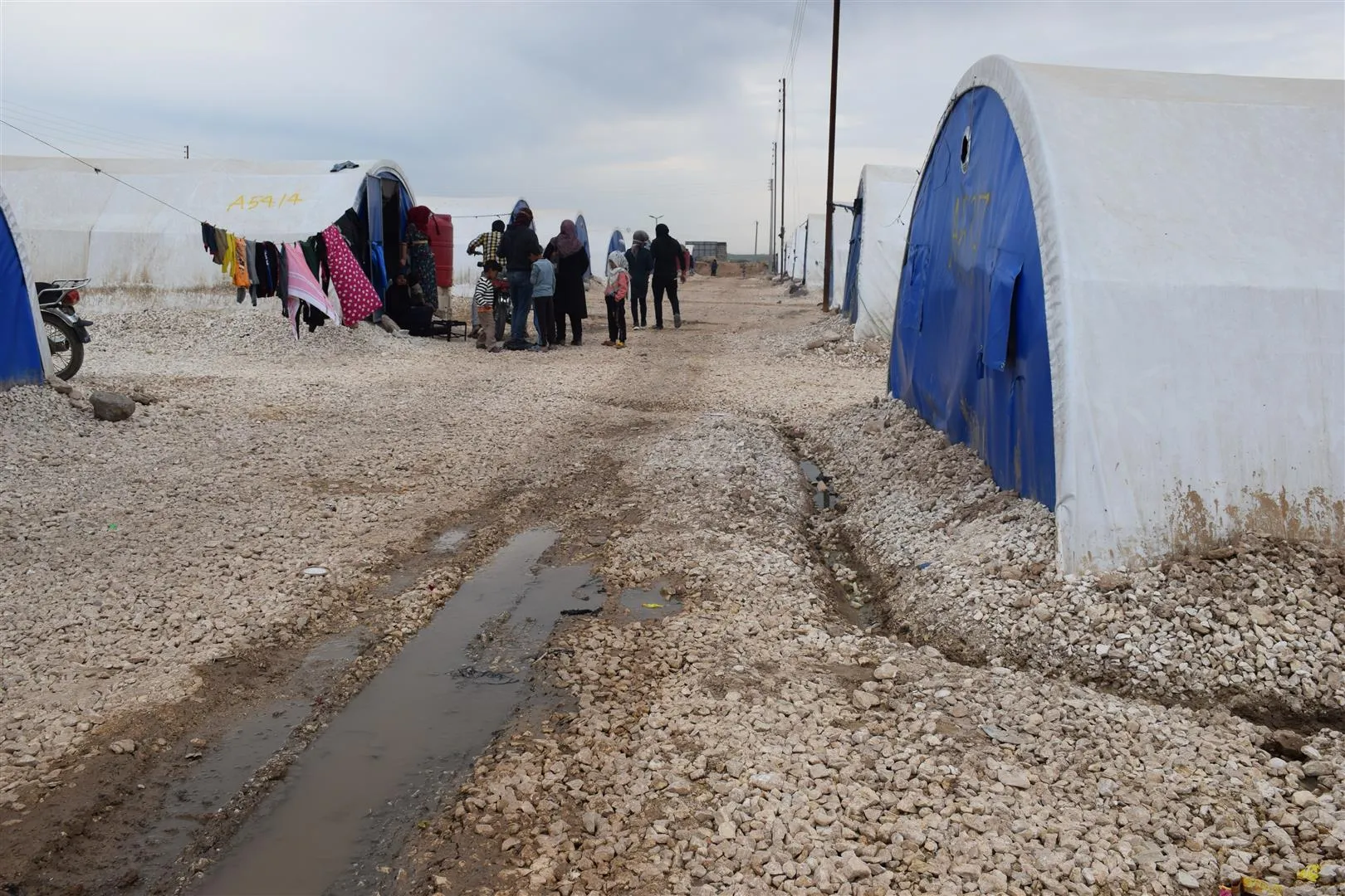 Residentes del campamento de Washokani se quejan del saneamiento deficiente