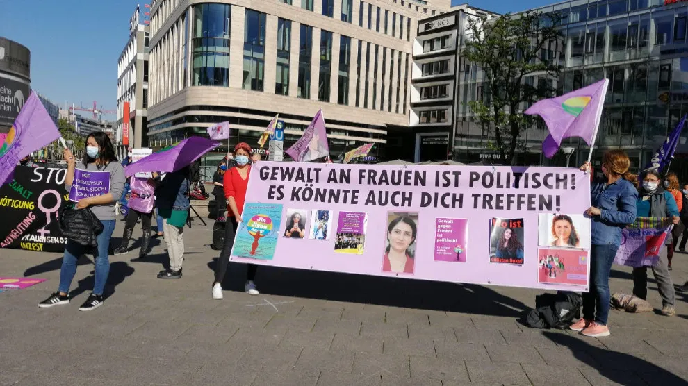 Protestantes en Alemania condenan la violencia contra las mujeres