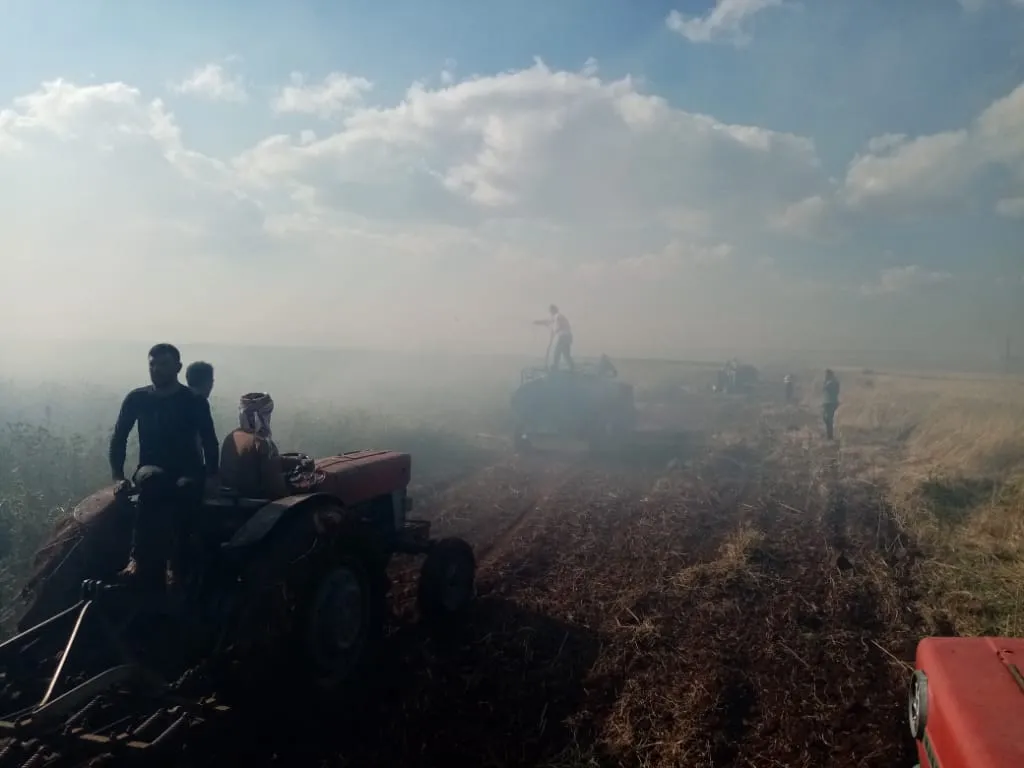 La ocupación turca quema cultivos entre las aldeas de Basleh y Beneh en el distrito de Sherawa