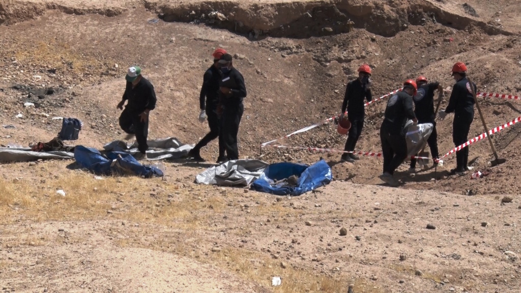 5.900 cadáveres víctimas de ISIS exhumados de 25 sitios en Al-Raqa