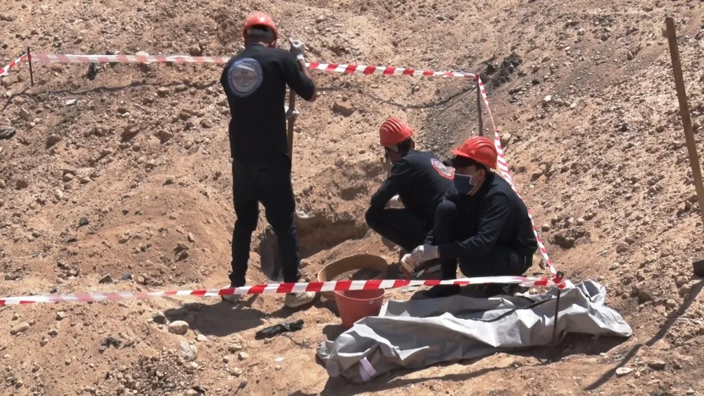 5.900 cadáveres víctimas de ISIS exhumados de 25 sitios en Al-Raqa