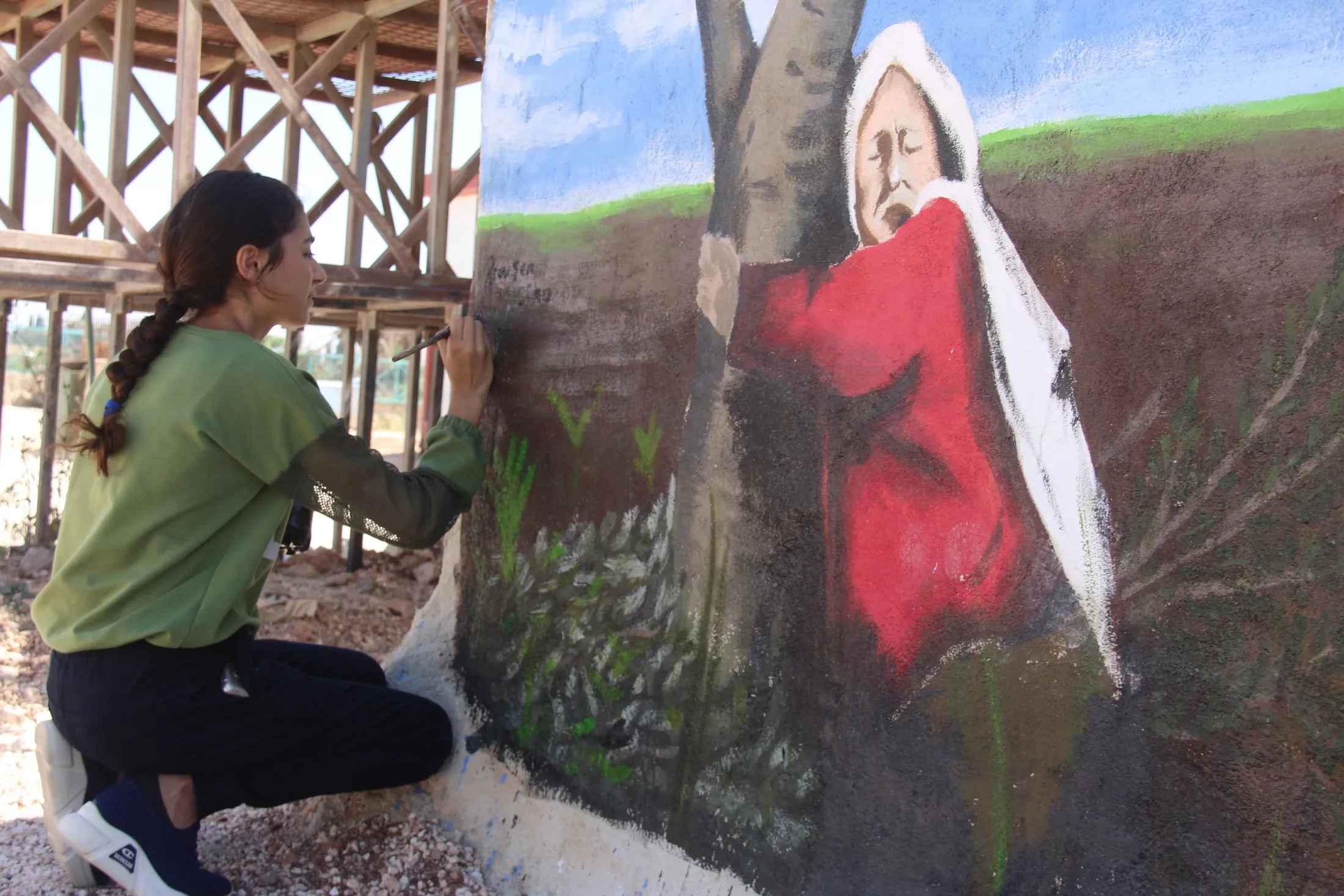 A través de su cuadro en la entrada del campamento, una niña cuenta la realidad de Afrin