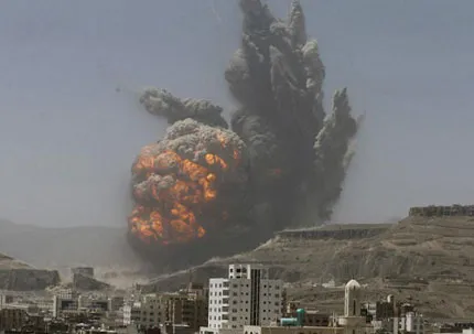 La coalición árabe liderada por Arabia Saudita ataca a los Hutíes en Yemen