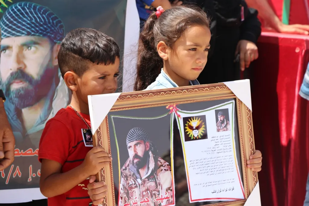 Funeral de un mártir de la brigada de rebeldes de Idlib en Manbij