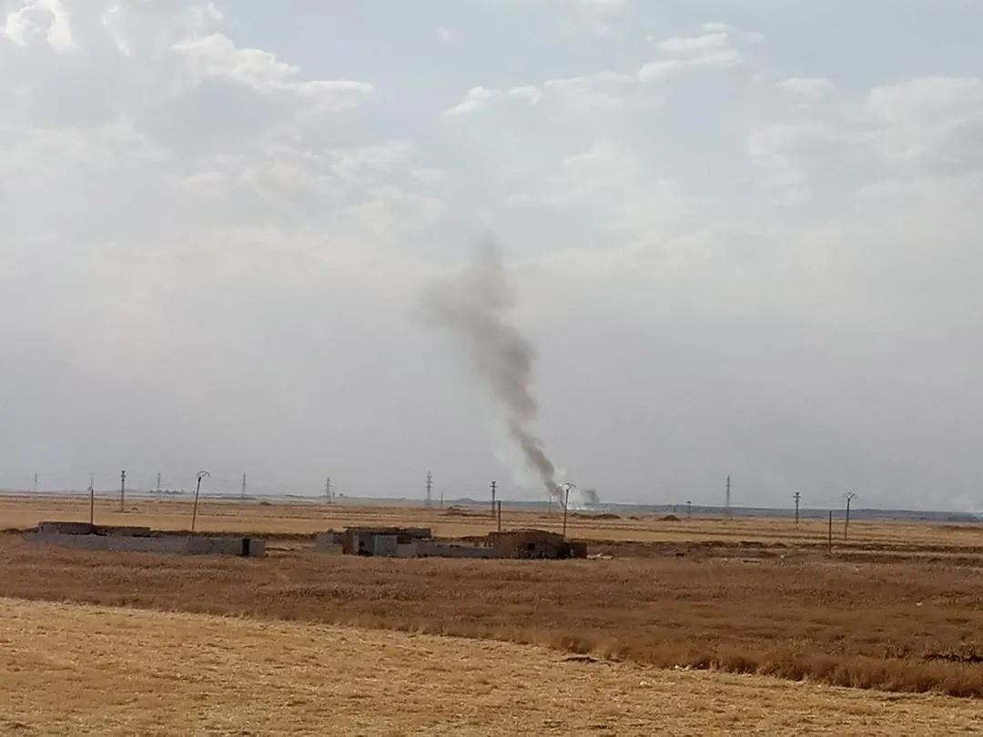 Mercenarios de Turquía continúan quemando cultivos en el campo de Tel Tamr