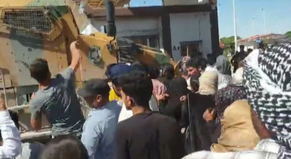 Video… Las manifestaciones se expanden en Girê Spî, las personas atacan los vehículos blindados de la ocupación
