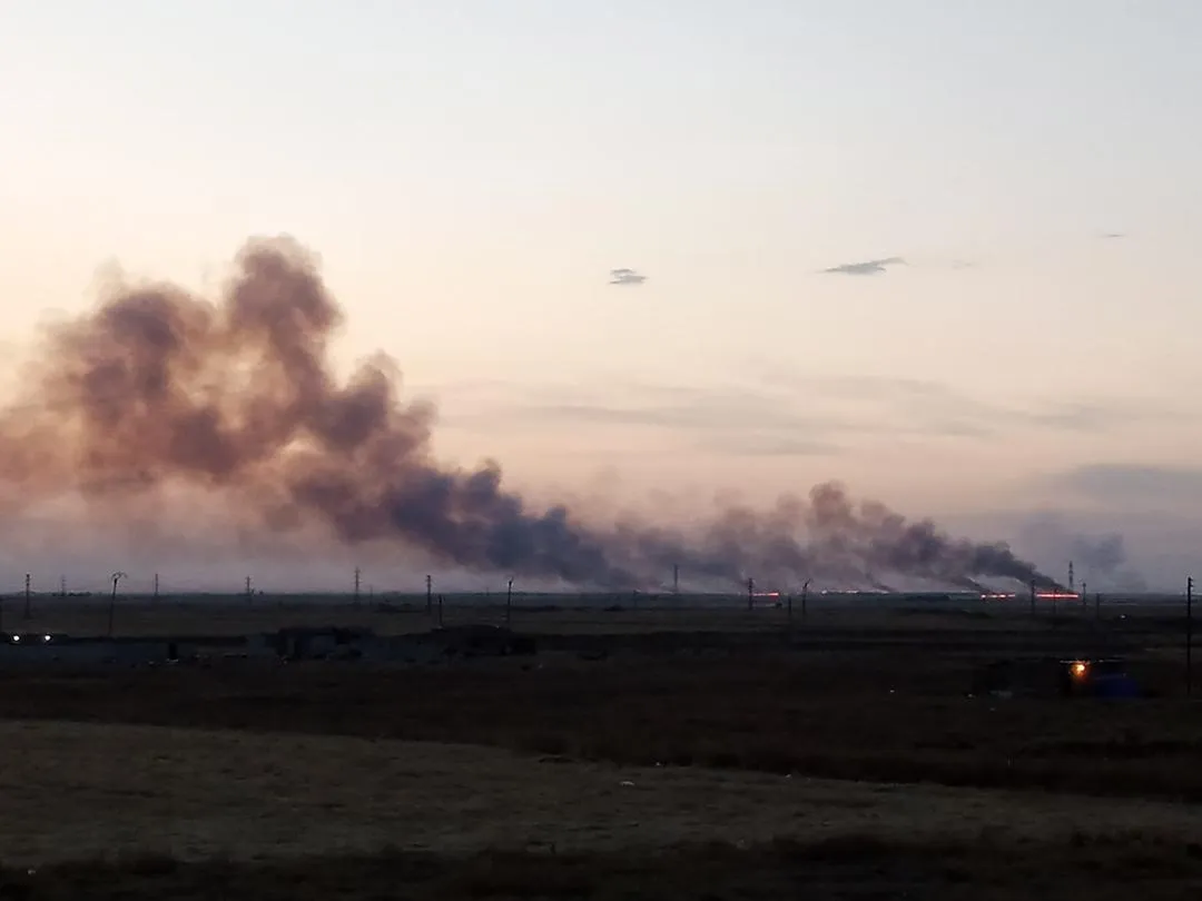 Mercenarios de Turquía prendieron fuego en los campos de la campiña de Tel Tamr