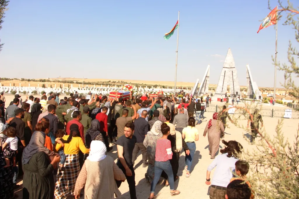 Dos mártires enterrados y ceremonias para otros dos ausentes en Kobani