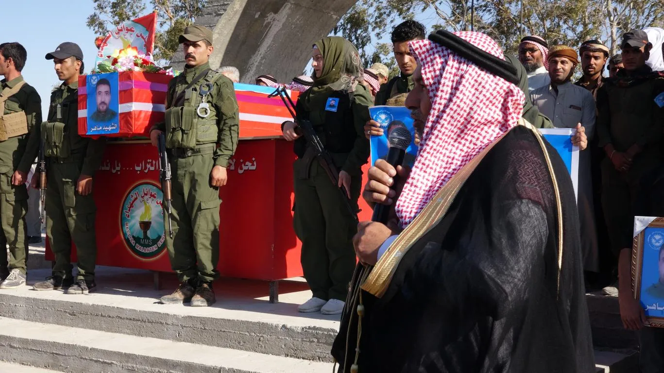 Al-Tabqa abraza al mártir Maher
