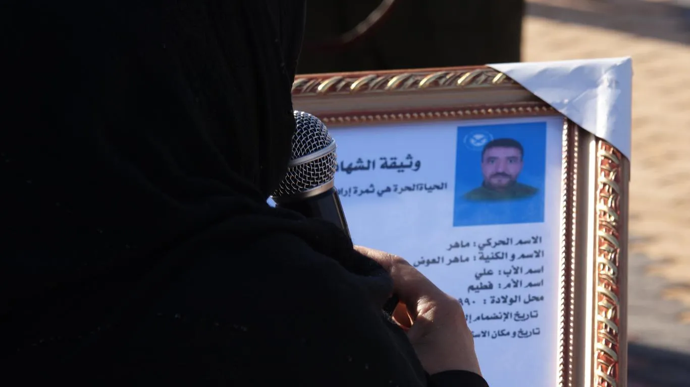 Al-Tabqa abraza al mártir Maher