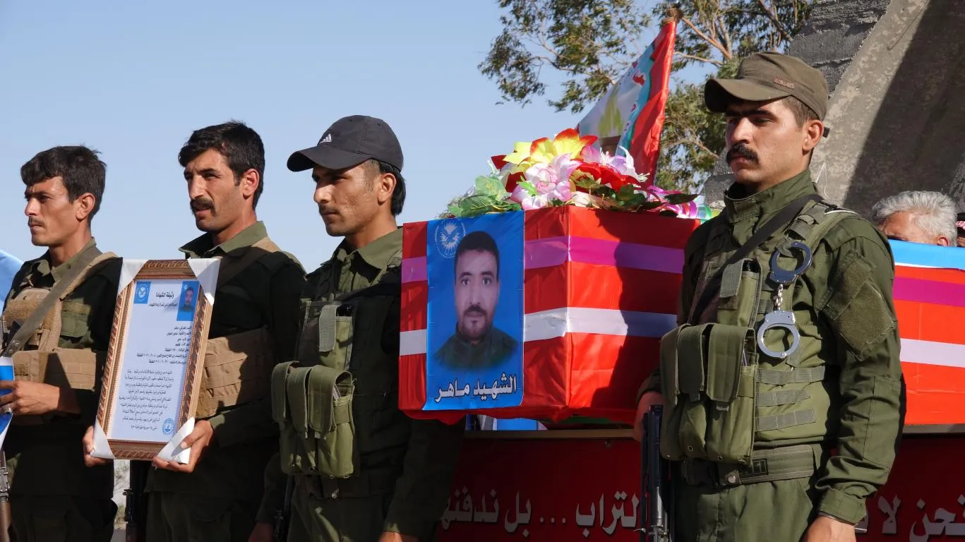 Al-Tabqa abraza al mártir Maher