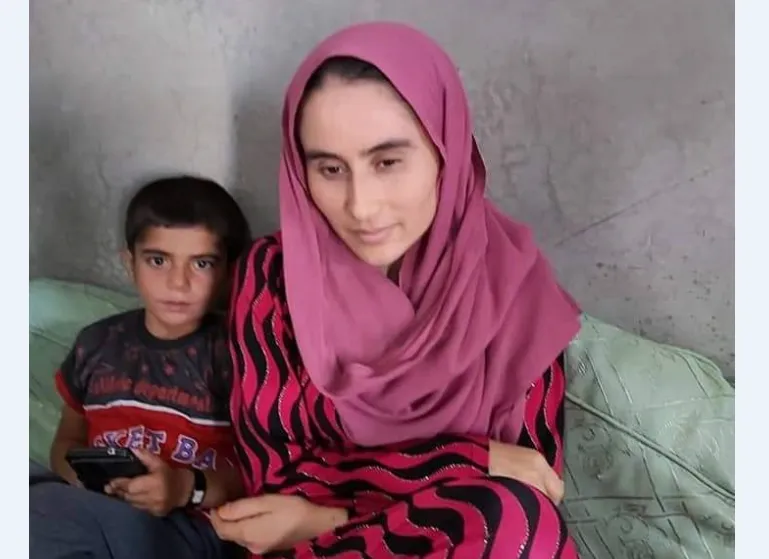 Una mujer yezidi y su hijo abandonan el campamento de al-Hol y se entregan a la casa de Yazidi
