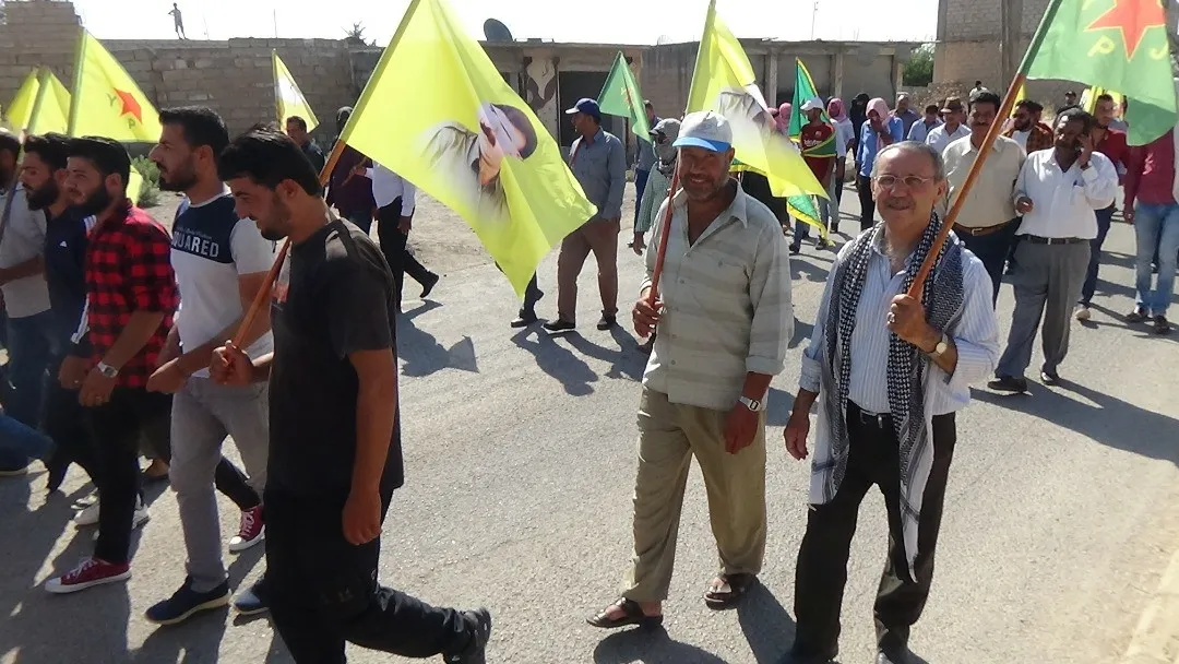 Manifestación en Tel Barak para denunciar la ocupación turca y llamar a la resistencia contra sus crímenes