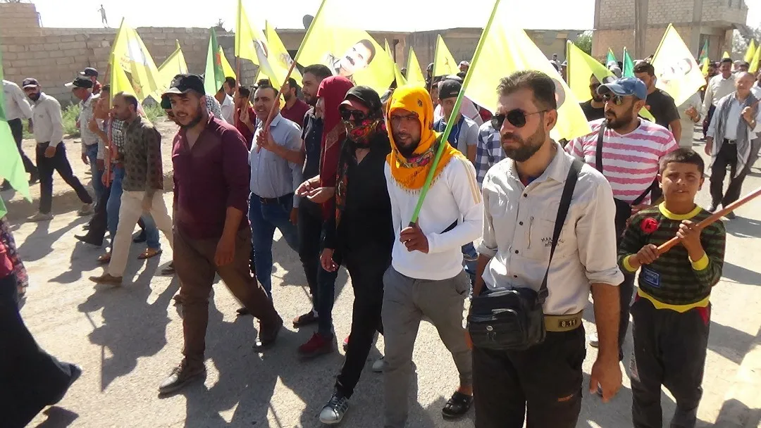 Manifestación en Tel Barak para denunciar la ocupación turca y llamar a la resistencia contra sus crímenes