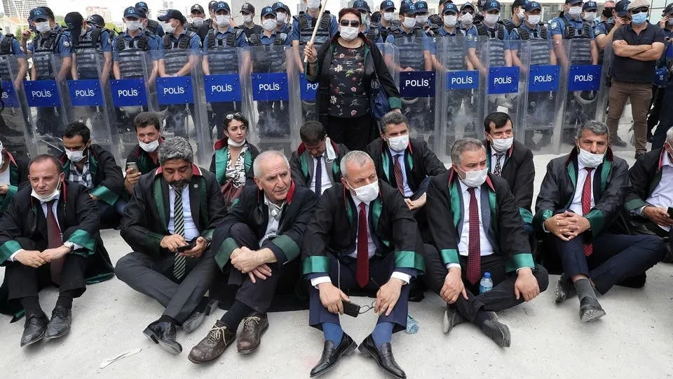 HRW: la ley turca sobre los colegios de abogados socava la independencia judicial