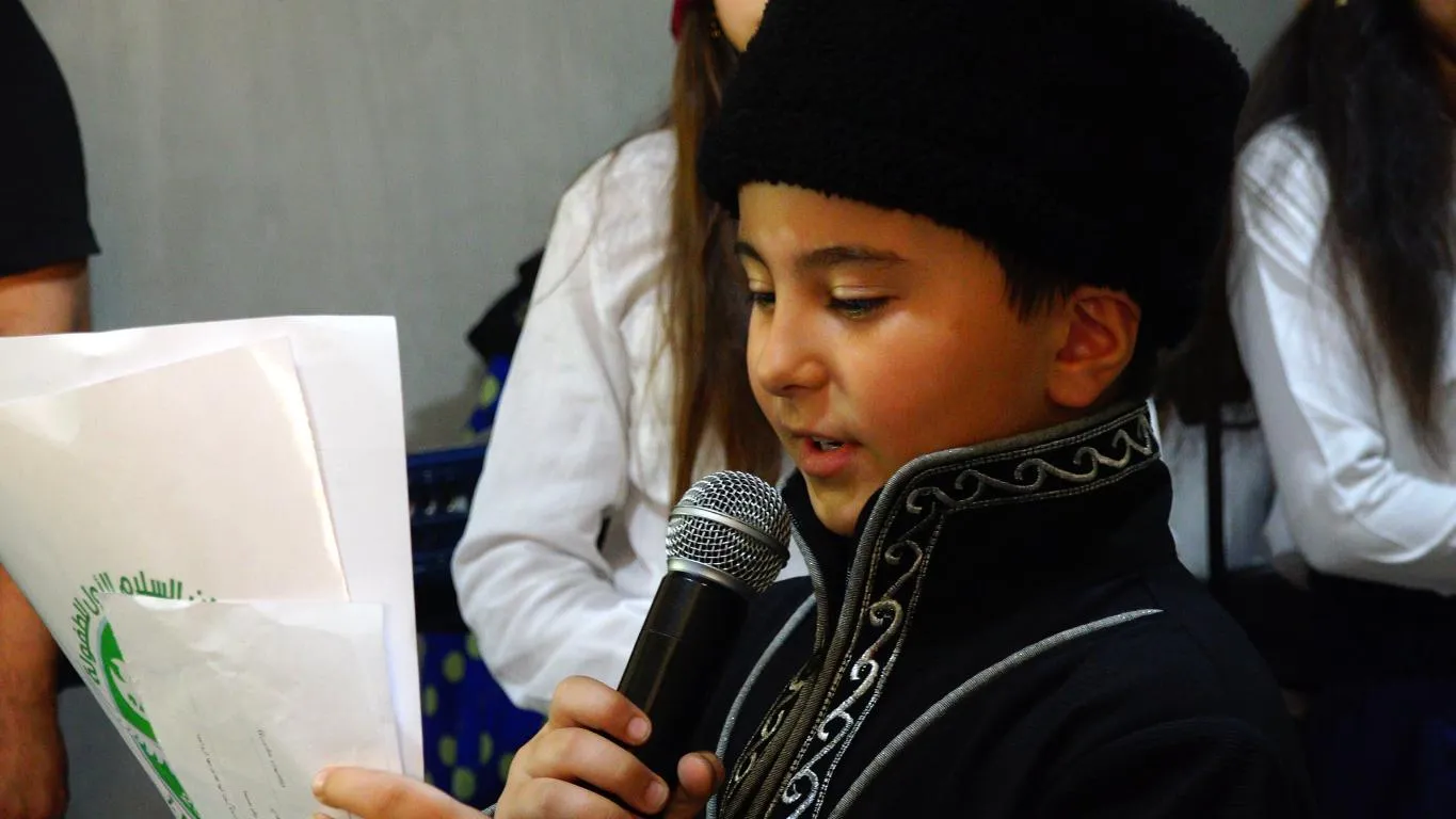 Muestra de arte y exhibición de trabajos manuales durante las actividades del segundo día de la semana cultural en al-Shahba