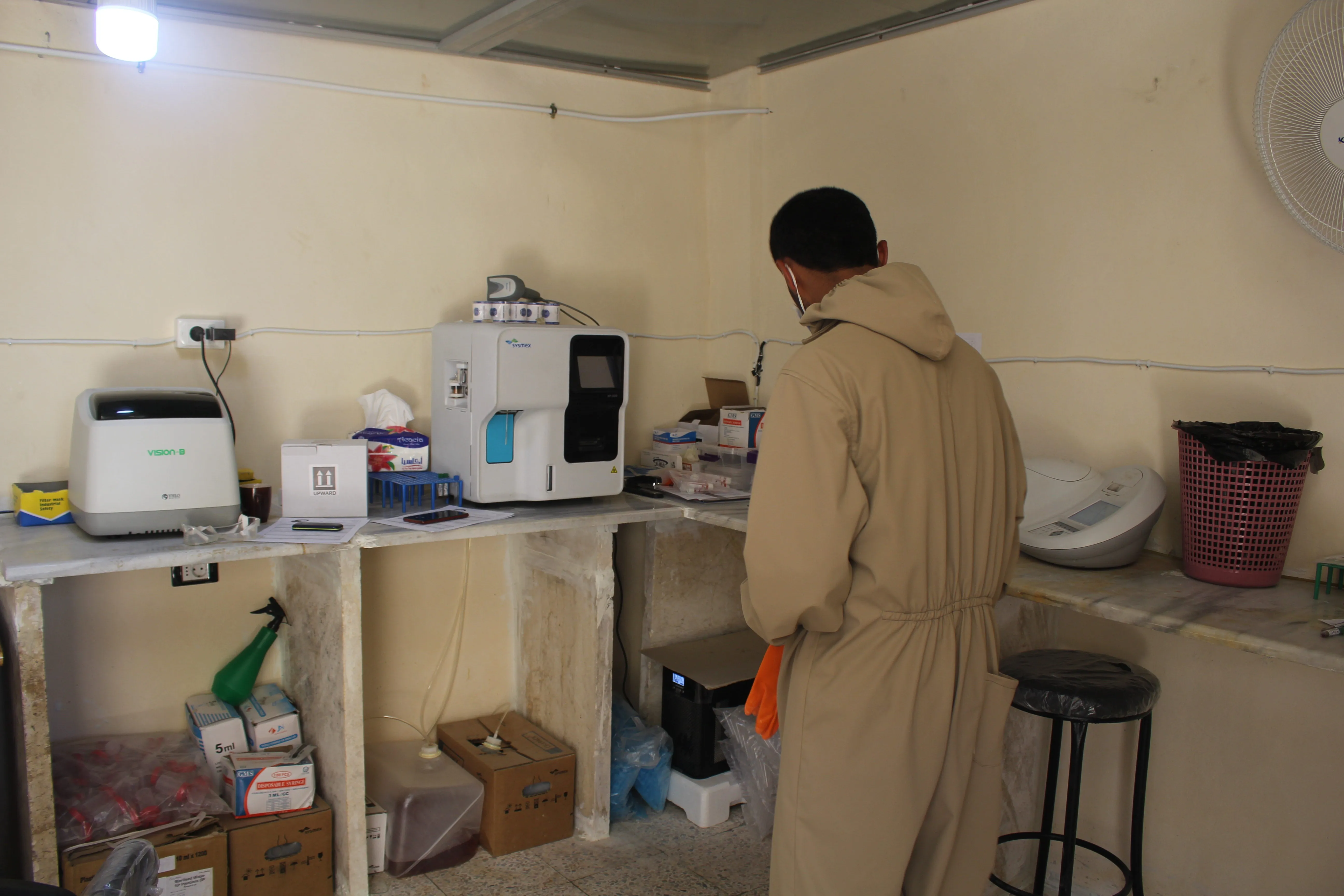 En medio del aumento de las infecciones, abasteciendo al hospital Covid-19 en al-Shahba