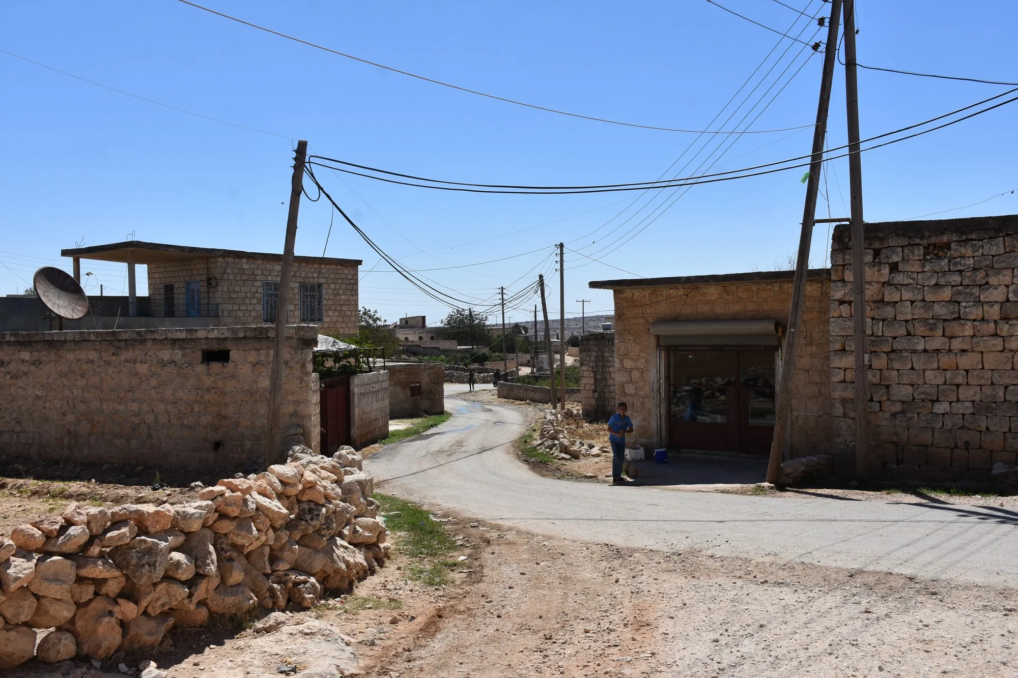El sufrimiento del pueblo Sherawa entre el asedio y Corona