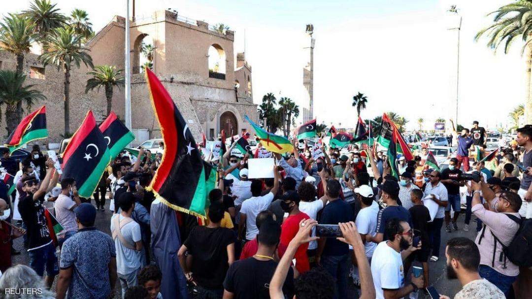 Los manifestantes rodean la casa de al-Sarraj en el cuarto día de protestas