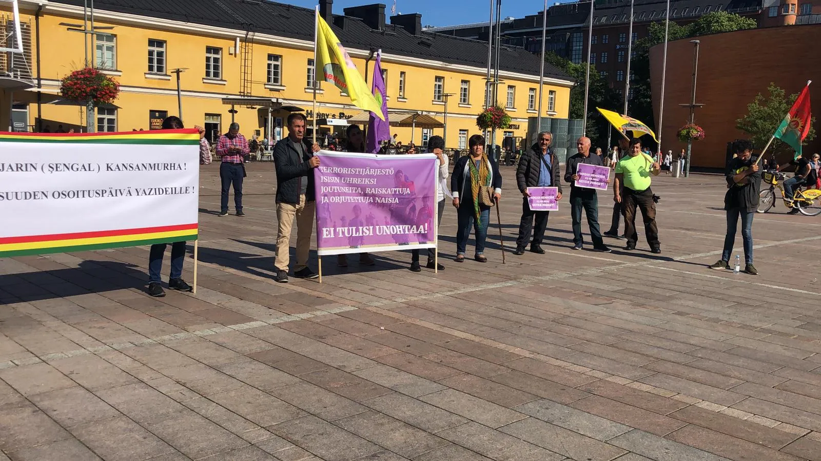 Protesta para condenar la masacre de Şengal en Finlandia