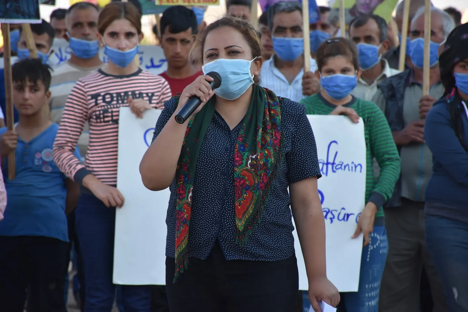 Desplazados del cantón de Afrin saludan la resistencia de Haftanin
